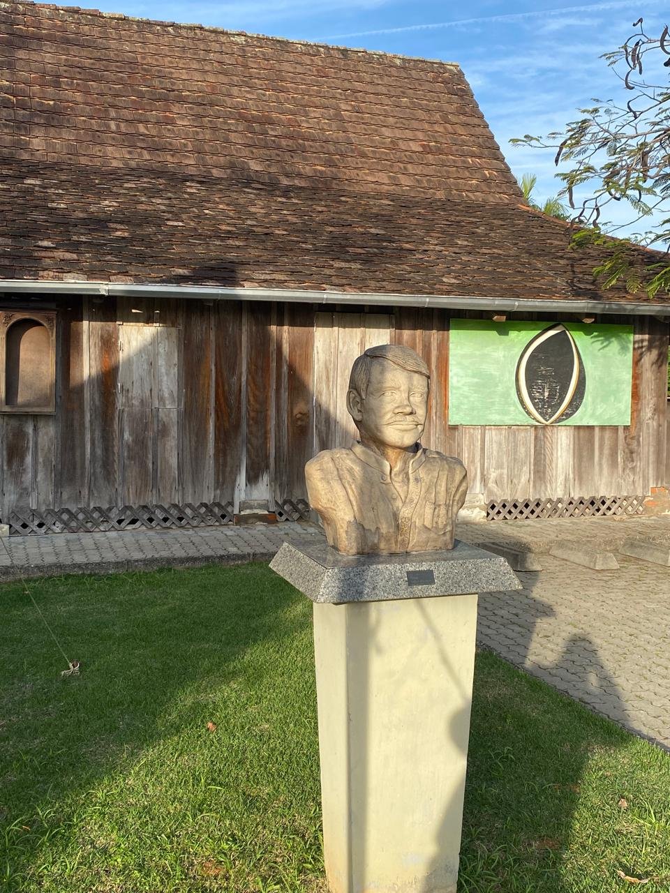 Casa do Poeta — escultura e jardim
