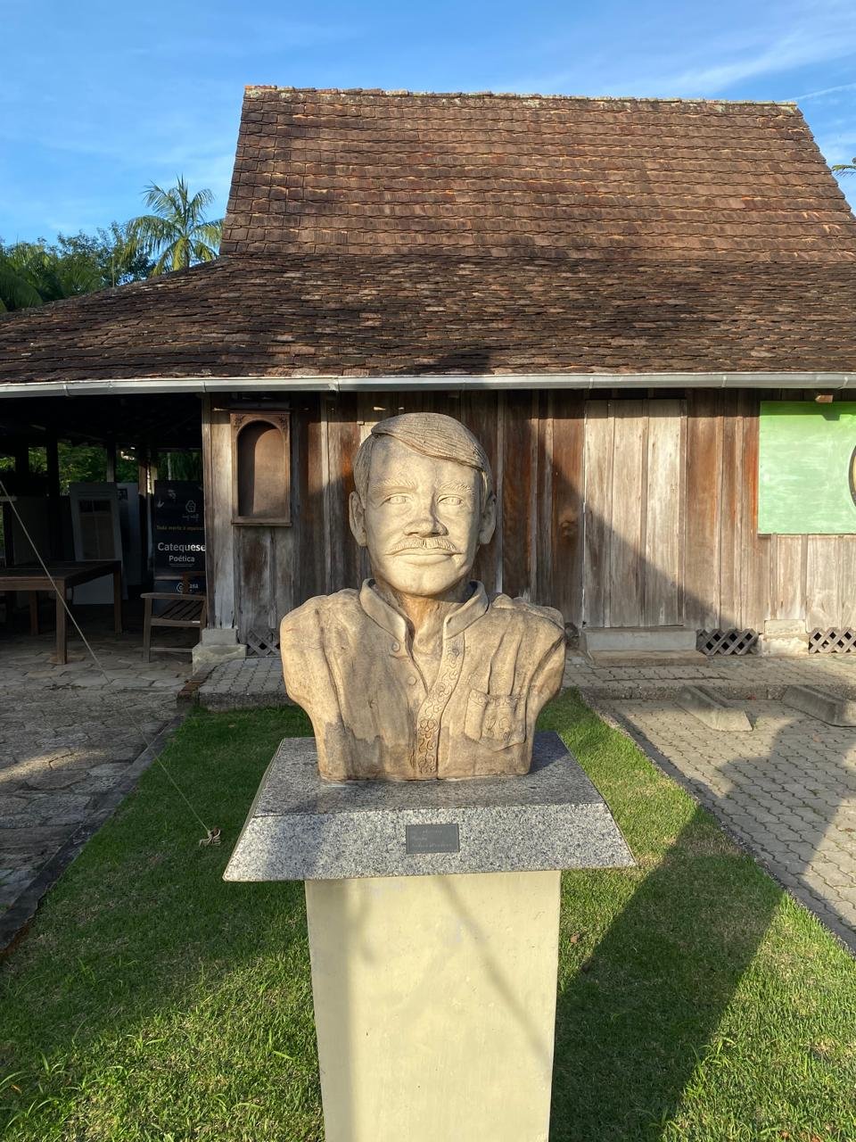 Casa do Poeta — busto no jardim